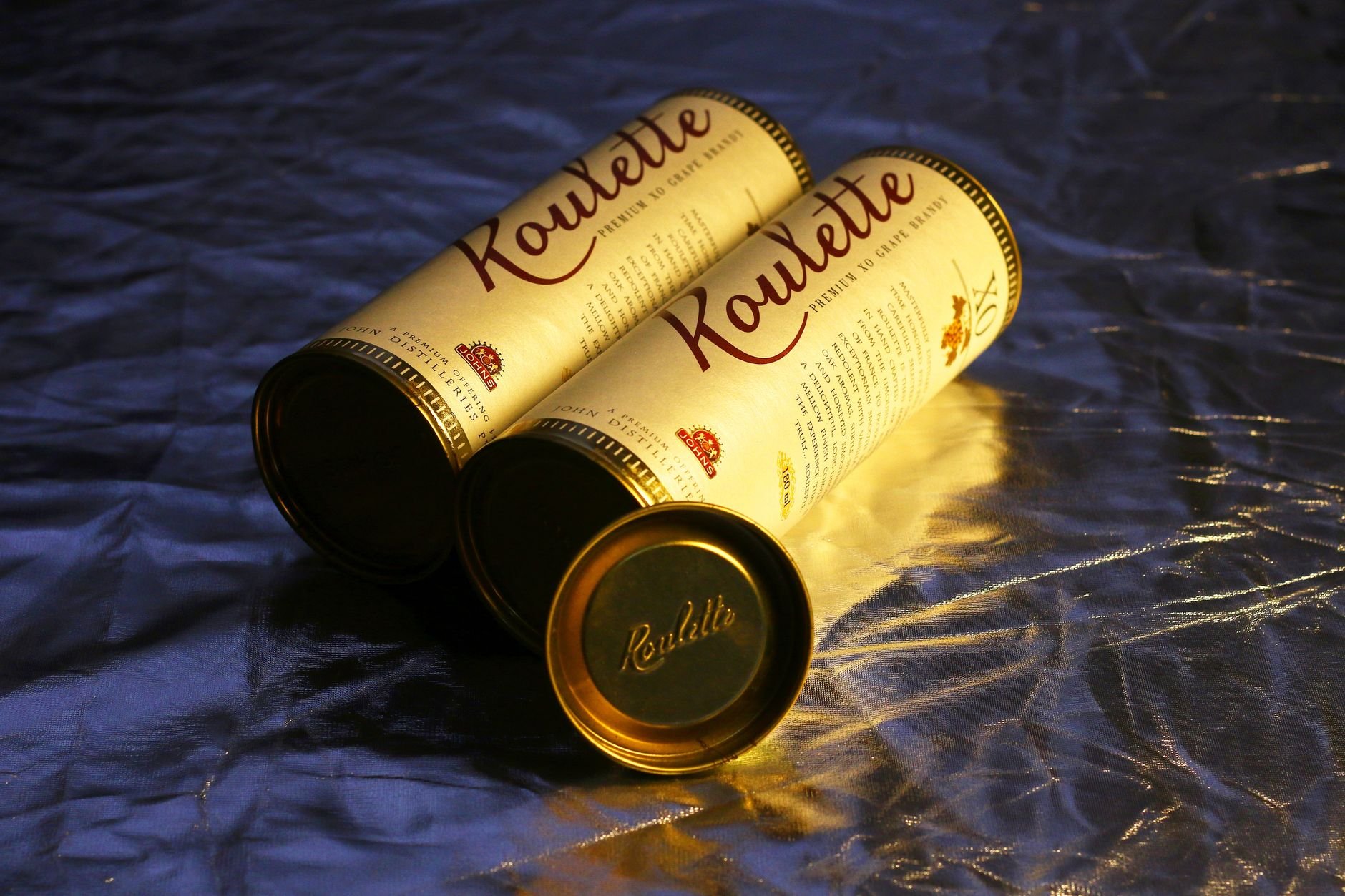 Premium product packaging design, highlighting production quality and brand presentation.